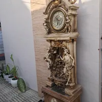 ساعت و آبشار ایستاده