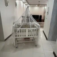 تخت نوزاد کنار مادر با تمای وسایل