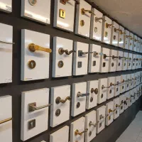 دستگیره مربع شکل آهنی جنس محکم و قوی