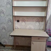 میز تحریر و کتاب خانه