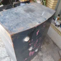 درب اتاق.میز آهنی