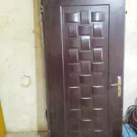 درب ساختمان همراه با چارچوب و قفل