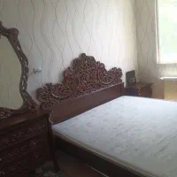 تخت خواب و تشک و میز توالت و پاتختی