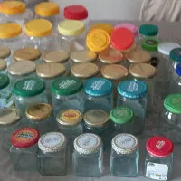 تعدای شیشه مربا و ترشی