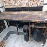 میز کار . میز آهنی بسیار محکم