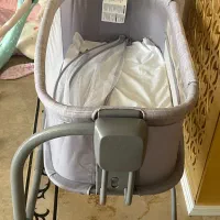 تخت کنار مادر