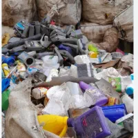 کارگر ضایعاتی بار زدن و خالی کردن و تفکیک کردن