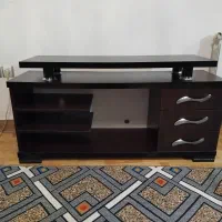 میز تلویزیون و ساعت دیواری