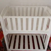 تخت نوزاد کنار مادر