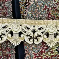 تعدادی کتیبه بالای پرده