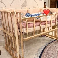 تخت کنار مادر