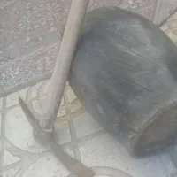 سطل لاستیکی و کلنگ دو سر