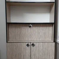 کتابخانه و میز تحریر
