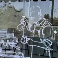 طراحی و برش و نصب استیکر ویترین مغازه
