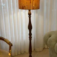 آباژور ایستاده