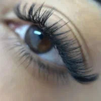 انجام خدمات تخصصی و حرفه‌ای اکستنشن مژه