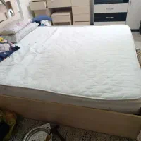 تخت خواب دو نفره همراه با تشک و دراور و یک نفره
