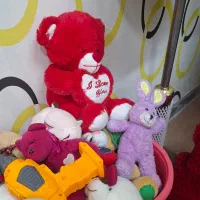 تعدادی لباس و کیف و کفش و ظروف به فروش می‌رسد