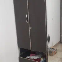 کمد نوجوان نیازمند تعمیر