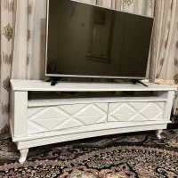 آباژور کریستال و یک میز تلویزیون