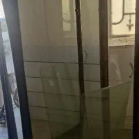 فروش یک عدد زیر تلویزیونی با یک عدد بوفه.