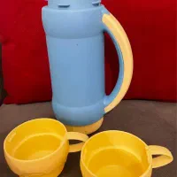 فلاسک  مسافرتی  یک لیتری  و دو فنجان