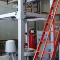 یک نیروی کار جهت کار در کارگاه تولید نایلون