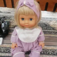 عروسک دختر بسیار زیبا خواب و بیدار