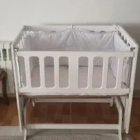 تخت کنار مادر