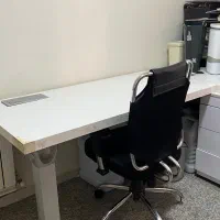 میز اداری و تحریر سفید چسبیده به دیوار کم جا