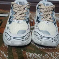 کتونی خوش رنگ  و سالم سایز چهل