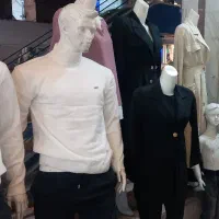 مقداری مانکن زنان و مردانه و رگال و چوب لباسی.