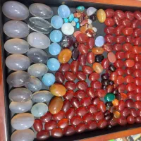 سنگ های تراش خرده و لکه سنگ و جواهری