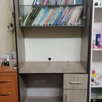کتابخانه و میز تحریر