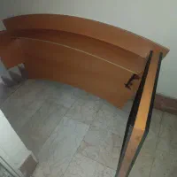 جلو میز اداری