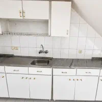 کابینت فلز تمیز و سالم بهمراه سینک و صحفه سنگی