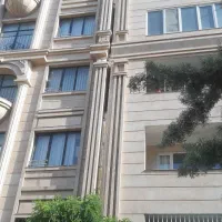 کار در ارتفاع پوشش شکاف بین دو ساختمان