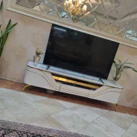 آیینه و کنسول و میز TV.