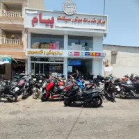 مکانیک در مرکز خدمات موتور
