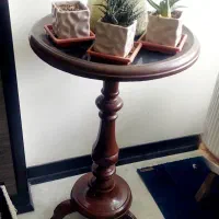 میز چوبی قدیمی و نوستالژی