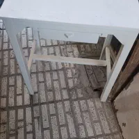 میز چوبی و قفس چوبی