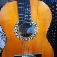یک عدد چنگ ویک عدد گیتار