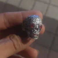 دوتا انگشتر اسکلت چشم قرمز تو تاریکی برق میزنه