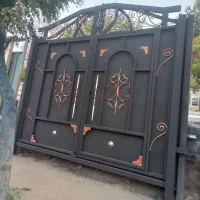 درب آهنی دروازه‌ ماشین رو حیاط ویلایی فروش اقساطی