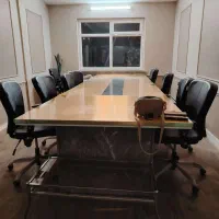 میز کنفرانس و صندلی چرخدار