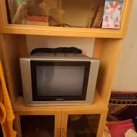 تلوزیون به همراه میز