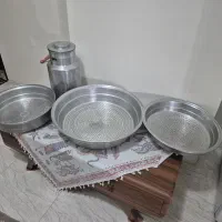 سه عدد آبکش بزرگ و یک عدد دبه روحی