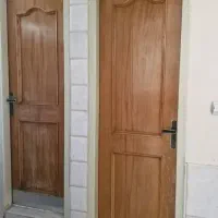 دو لنگه درب چوبی حمام و دستشویی بسیار تمیز
