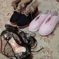 چند تا کفش و کیف  به فروش می‌رسد