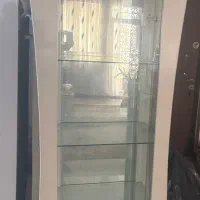 یک عدد ویترین سفید پشت ایینه بصورت رایگان